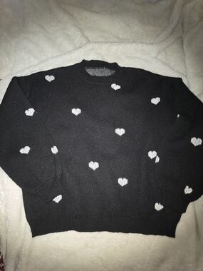 Black Heart-Pattern Crewneck Sweater